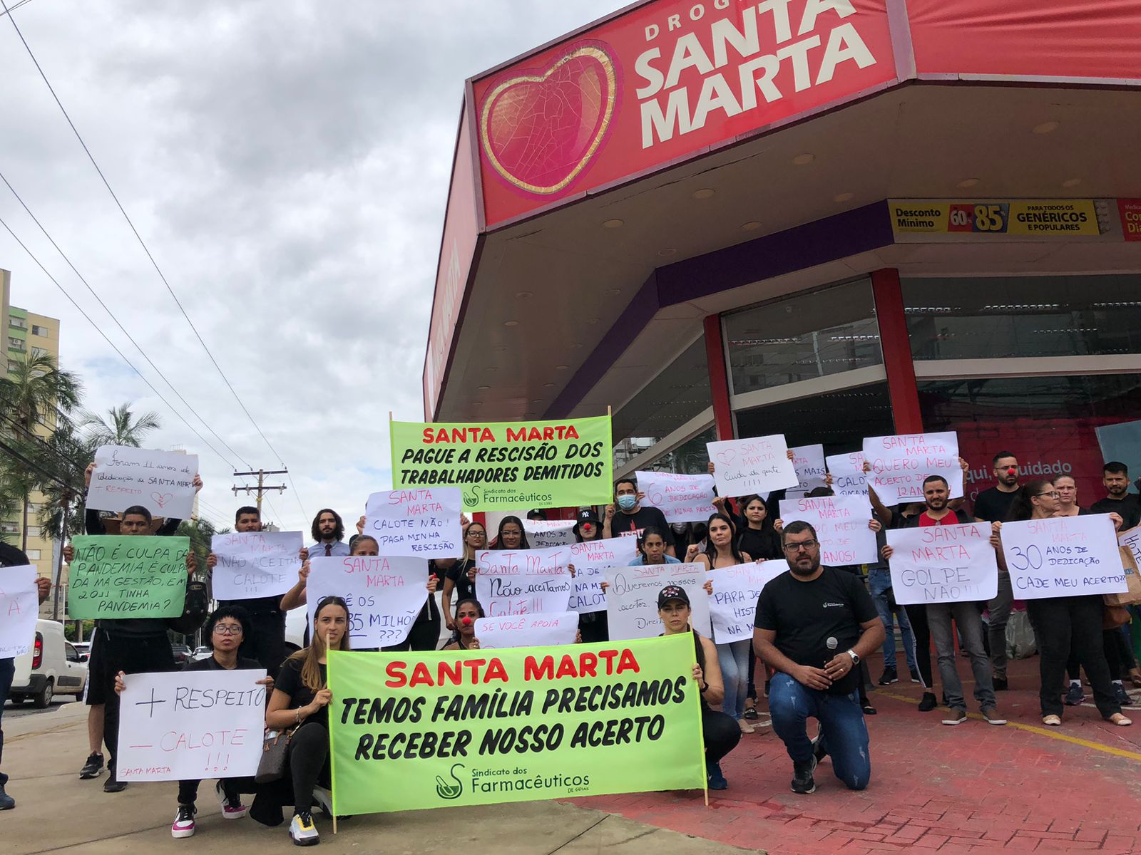 Farmacêuticos protestam contra o não pagamento das verbas rescisórias pela Rede Santa Marta