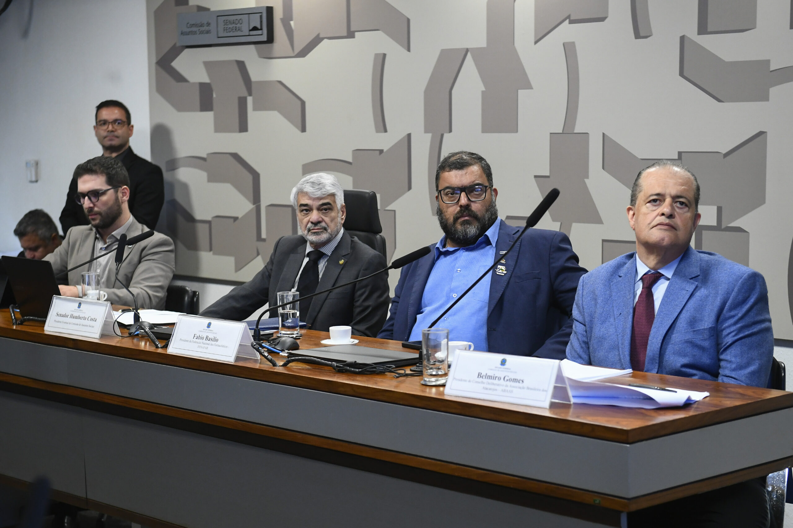 Fenafar alerta para riscos à saúde e impacto sobre farmácias e trabalhadores